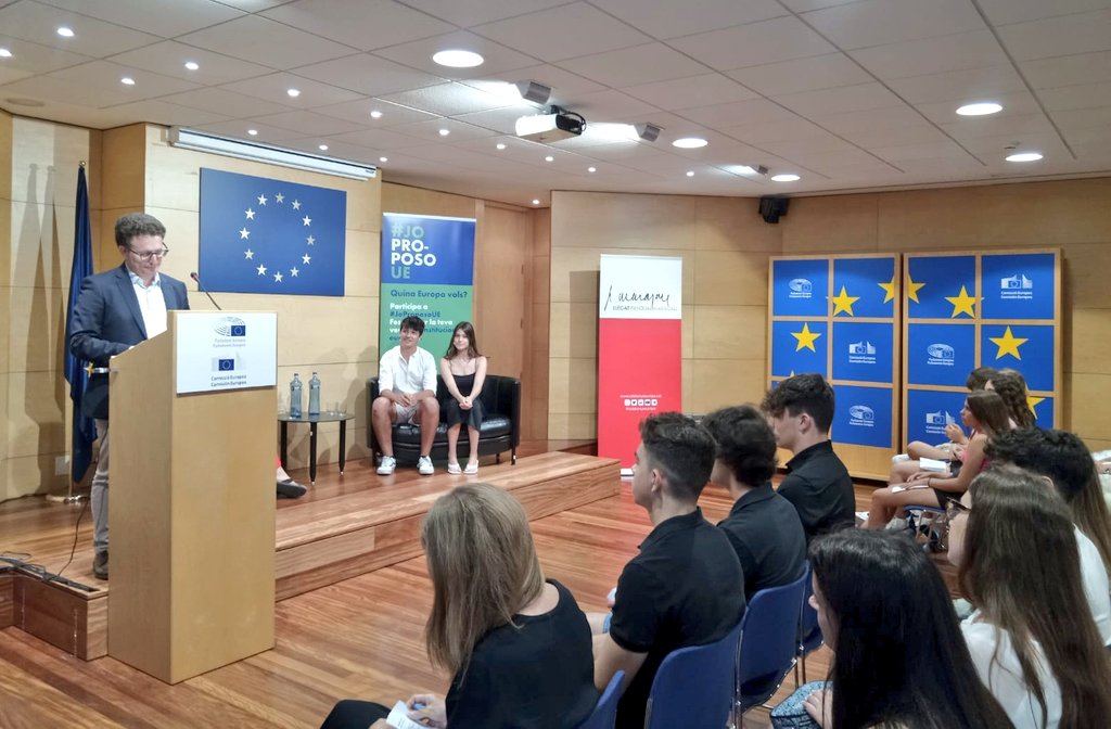 🇪🇺 Comença el lliurament dels Premis #EuropaJove i 'Què és per a tu #Europa?' per a estudiants de secundària, cicles formatius i batxillerat. Moltes felicitats a tots! 

🗣️ Paraules de benvinguda de <a href="/ManuelSzapiro/">Manuel Szapiro</a>, director de la Representació de la #ComissioEuropea a #Barcelona.