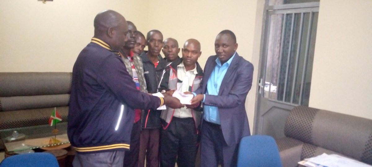 CommuneGASHIKA2's tweet photo. Inyuma yumutaga w '27.6.023 Musitanteri  @CommuneGASHIKA2 @NgoziProvince ,  @NIYIBIZITheophi yakiriye  imifuko y isima 12 itanzwe n ishirahamwe ry abayangayanga mumugambi wogufasha kwiyubakira inzu yamakoraniro,agahamagarira abandi kobagira ico batanze #Burundi
@NgoziProvince https://t.co/jB1WVH0IoR