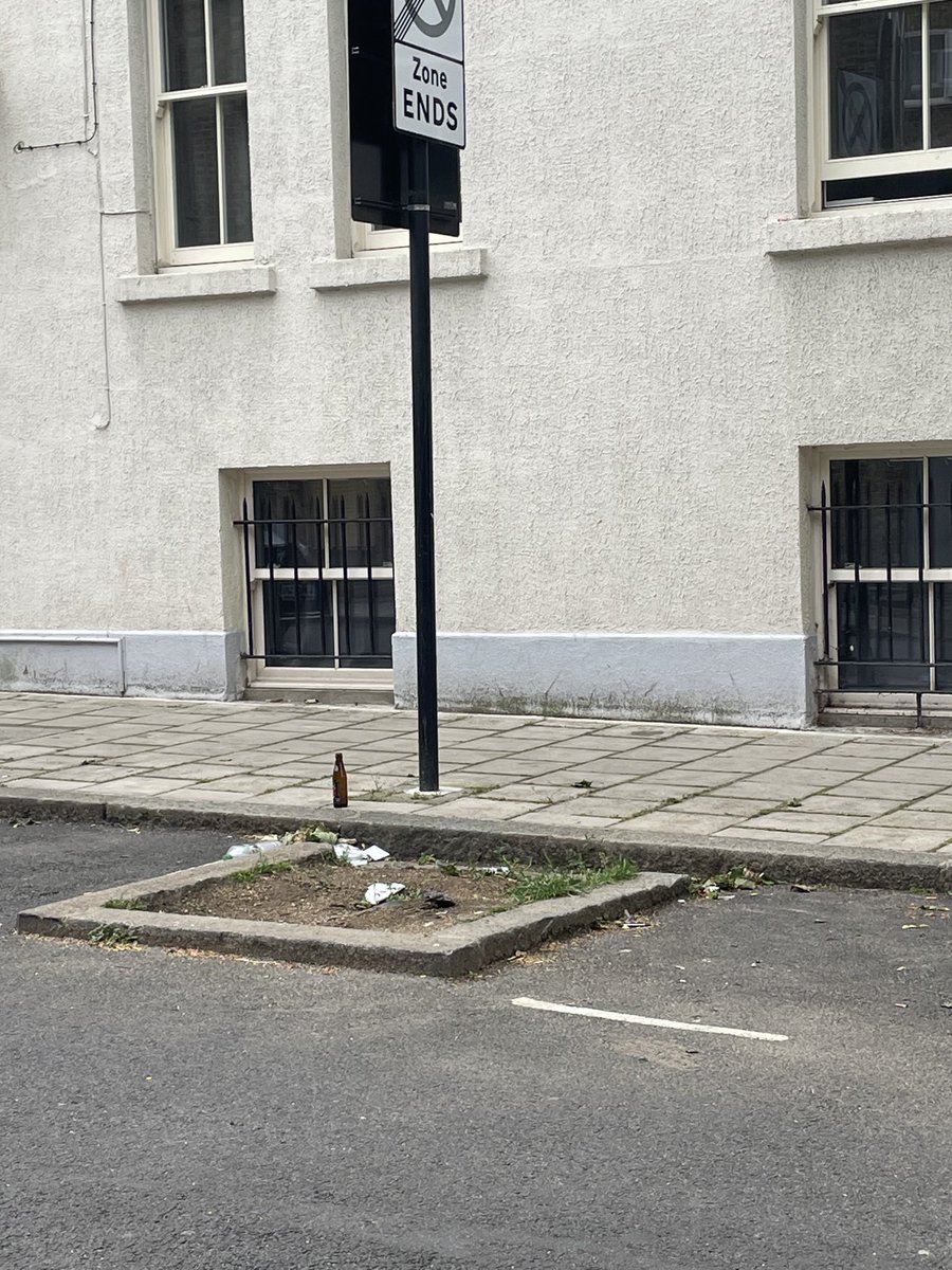 TreeLambeth's tweet image. ⁦@lambeth_council⁩ ⁦@RezinaChowdhury⁩ could we have a tree in this sad looking tree pit in Crewdson Rd ⁦@OvalLabour⁩ please?