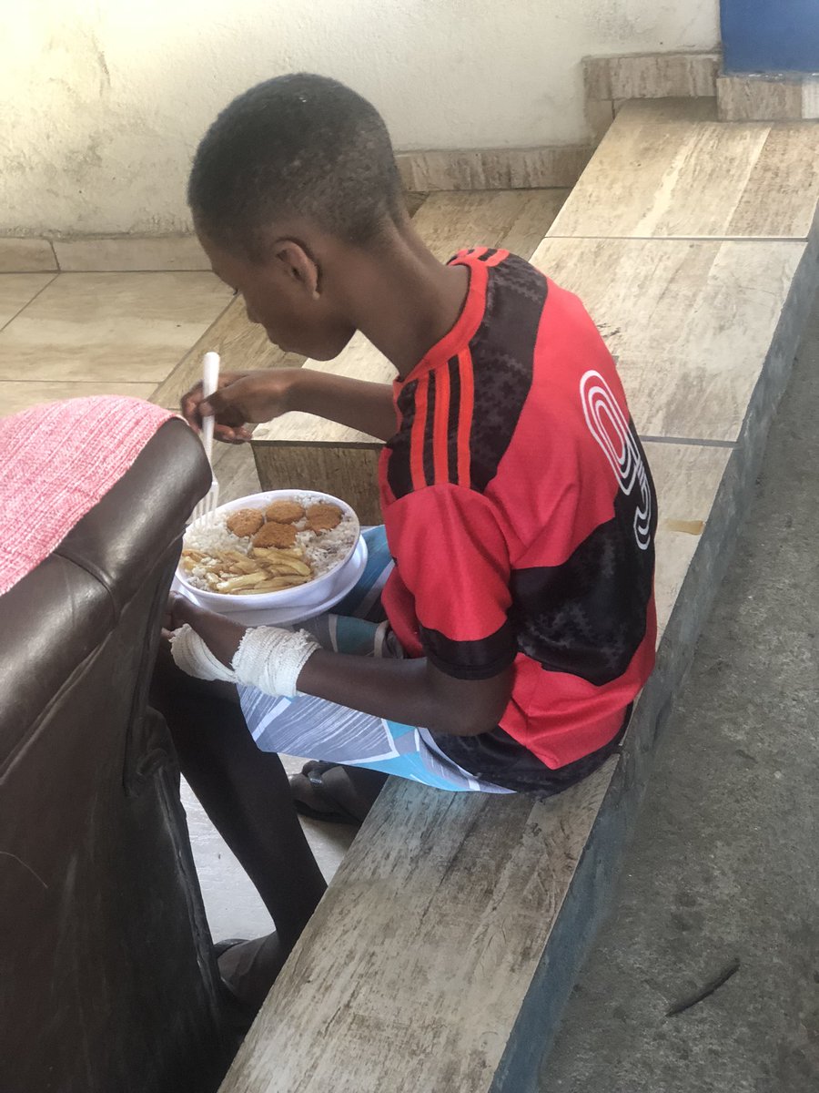 Veio no balcão do meu trabalho e disse “ tia tô com fome” eu com 10 reais da passagem n podia ouvir isso e deixar ele com fome né, enfim tá aqui na loja comendo, disse pra mim que não estuda pq só tem caderno, não tem mochila e nem os outros matérias, queria muito que essa foto.