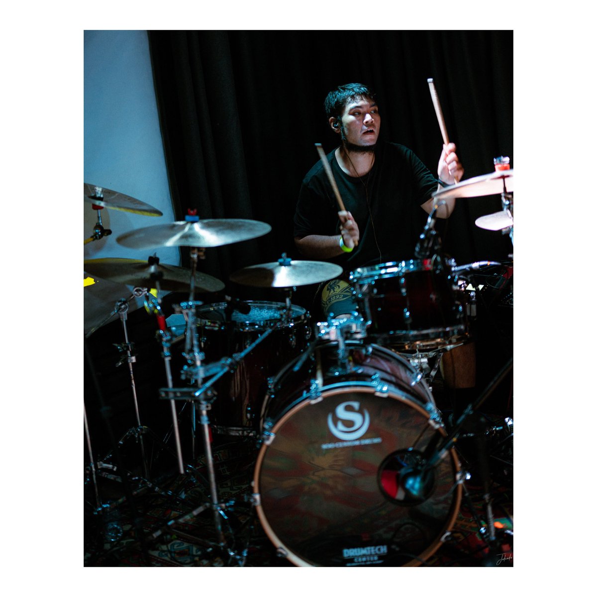 tdr_thailand's tweet photo. 06.25.2023
The Darkest Romance live in The Artesian @ Speakerbox
ขอนำภาพถ่ายบางส่วนมาฝากเพิ่มเติมครับ แล้วพบกันอีกนะครับ เจอกันเมื่องานที่พวกเรามีและจังหวะเวลาของเราได้สมพงษ์ต้องกันนะครับ 🙂
Photo by JedsadaPhotography
#thedarkestromance #theartesian #speakerbox https://t.co/dQjHwJVFrk