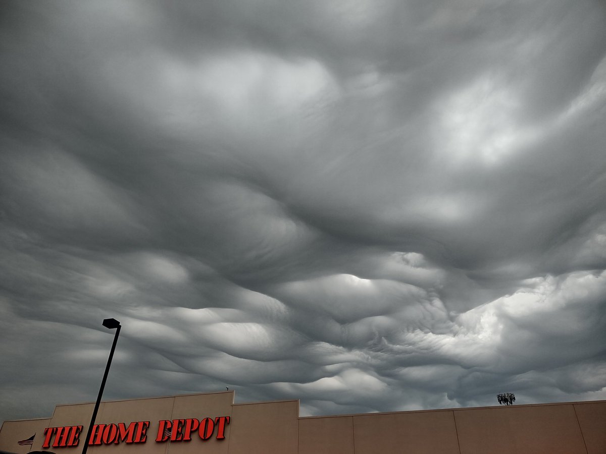huntjb's tweet photo. @NWStulsa Amazing clouds South Tulsa about 10 am. https://t.co/b3lV8tAi7R