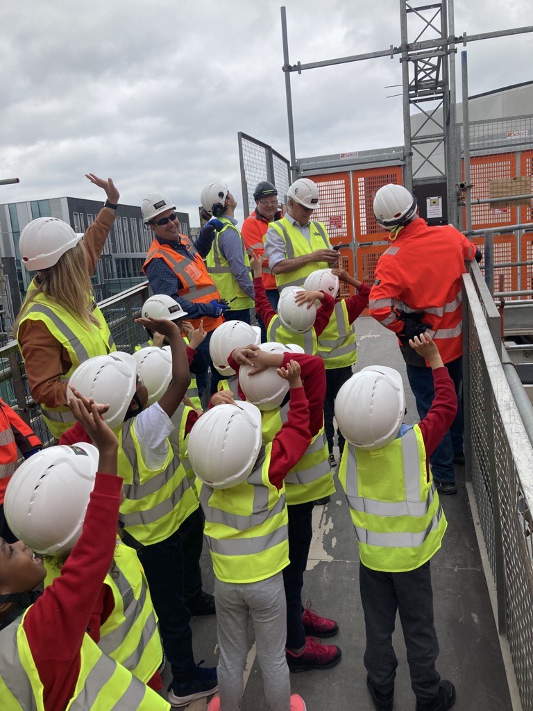 Laing_ORourke's tweet photo. Our team at S4 -  King's Cross, London has welcomed 52 children from The King's Cross Academy Primary school in June.
The children went to level 12 to watch our cranes carry out operations, and asked lots of brilliant questions. 
#socialvalue #nextgeneration #primaryengineers https://t.co/kndtzElH1a