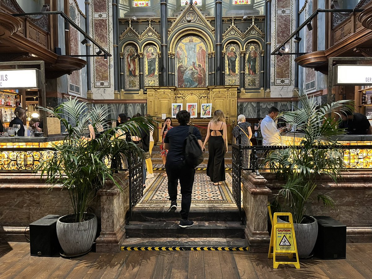 erenalpbyktpc's tweet photo. yeniden işlevlendirilip food hall’e dönüştürülmüş, apsisinde kokteyl bar bulunan bir kilise. ‘camileri ahır yapmışlar’ saçmalığının hala alıcı bulabildiği türkiye’de yanından bile geçemeyeceğimiz bir hayal. https://t.co/57CNwK7FRA
