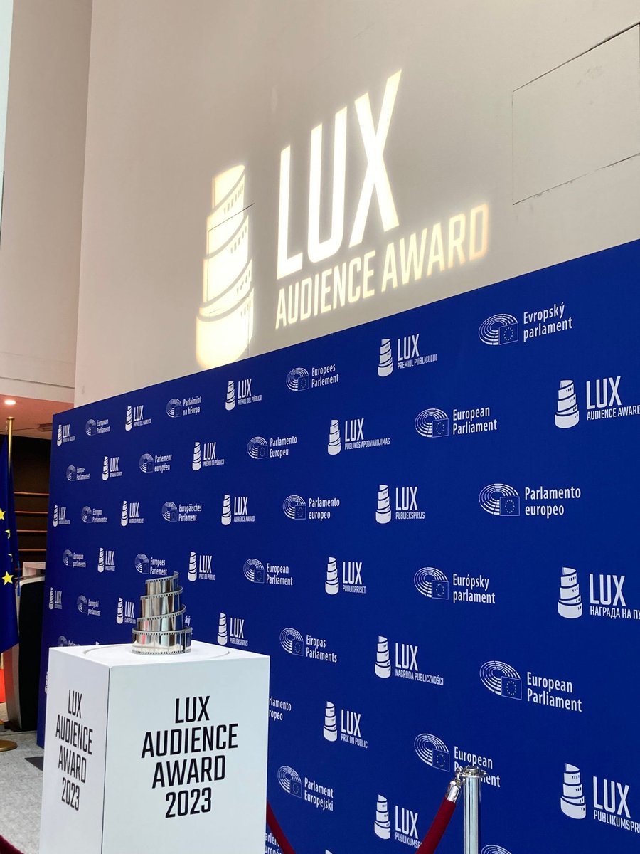 Kinokritiķe Dace Čaure @vakardiena_ šodien pārstāv Kino Rakstus @luxaward balvas pasniegšanā Briselē. Galv.secinājums:labi, ka visas piecas LUX nominētās  filmas tiek izrādītas visā (!) Eiropas Savienībā ar tulkojumu vietējā  valodā. 1/n
#LUXAudienceAward