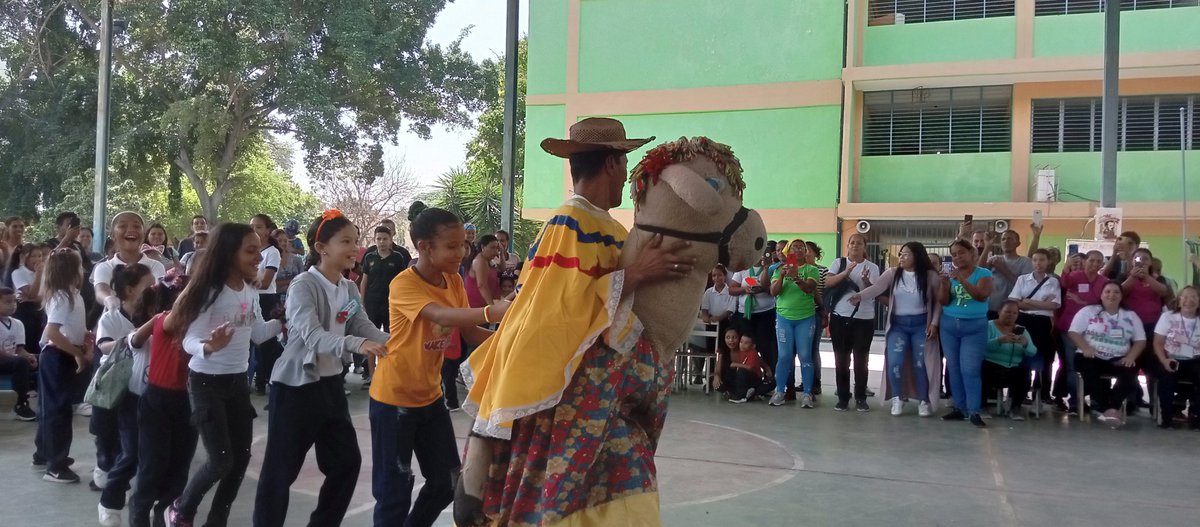 SenifaG's tweet photo. #SENIFA Girardot realizó muestra gastronómica en la Muestra Regional Municipalizada Todas las Manos a la Siembra dónde estuvo presente las Madres y docentes comunitarias, la supervisora Municipal Profa Eva Graterol y Delegada Regional Profa Marlene Mejias https://t.co/6w67P23ob0