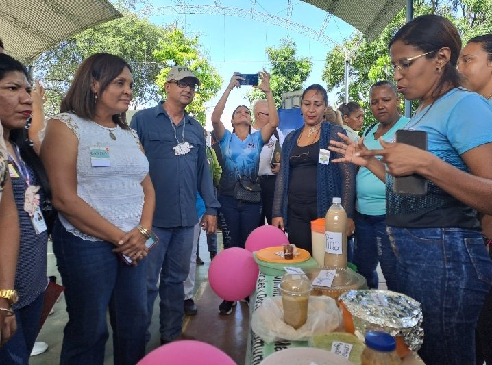 SenifaG's tweet photo. #SENIFA Girardot realizó muestra gastronómica en la Muestra Regional Municipalizada Todas las Manos a la Siembra dónde estuvo presente las Madres y docentes comunitarias, la supervisora Municipal Profa Eva Graterol y Delegada Regional Profa Marlene Mejias https://t.co/6w67P23ob0