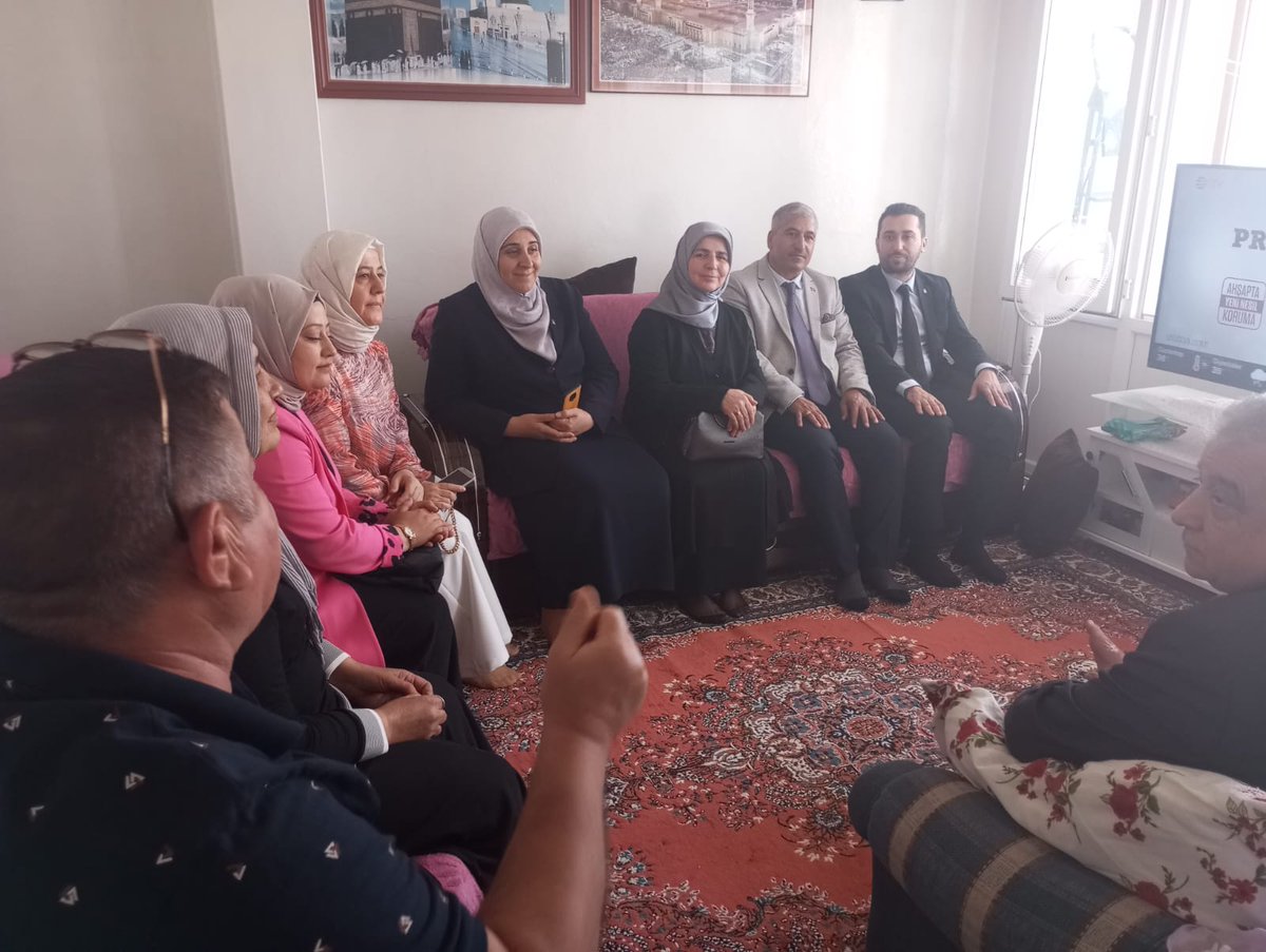 HanifiOzdemir27's tweet photo. Gaziantep AK Parti İl Başkan Veklimiz Sn. @OzdurduFurkan AK Parti İl  Sosyal Poltk. Bşk. Sn.  @rmznozdemir27 ve Teşkilatımızla  Birlikte,  Milletimizin Evindeyiz. 
#BayramlarPaylaştıkçaGüzel 
@RTErdogan 
@ErtugrulTEYMUR https://t.co/t7Bkm625rL