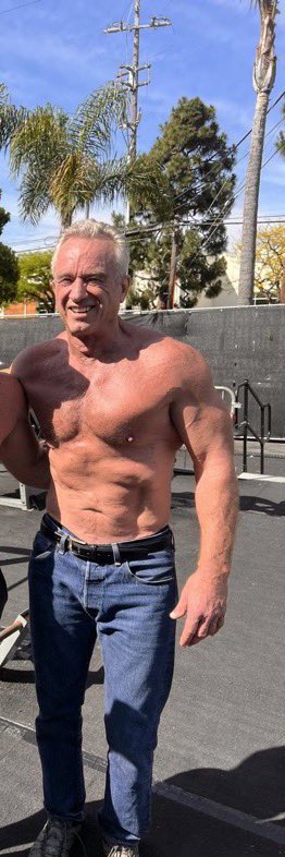 dom_lucre's tweet image. Liberals are saying the man on the left can beat up the man on the right. It’s not even about Trump anymore y’all just be lying to lie at this point.