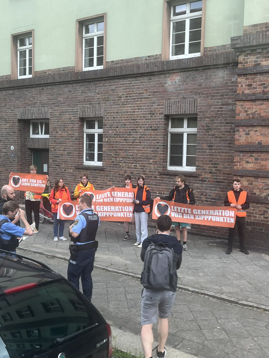 Protestmarsch der @AufstandLastGen heute mal aus der 'Flixbus'-Perspektive erlebt. Im Reisebus wird laut gemeckert: 'Diese Spinner. Der Fahrer soll die doch umfahren.' Nach nicht mal 15 Minuten kann die Fahrt nach Berlin weitergehen. #dresden #dd2706