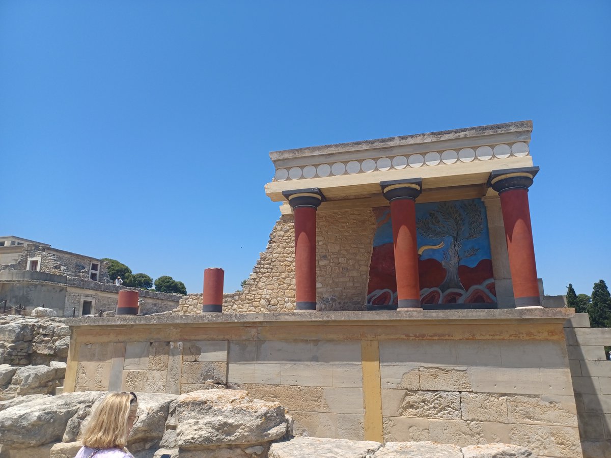 lauralovett7's tweet photo. Back to work after a week of hiking, ruins and wineries on our honeymoon in Greece 🇬🇷 https://t.co/zFI1NYPeSG