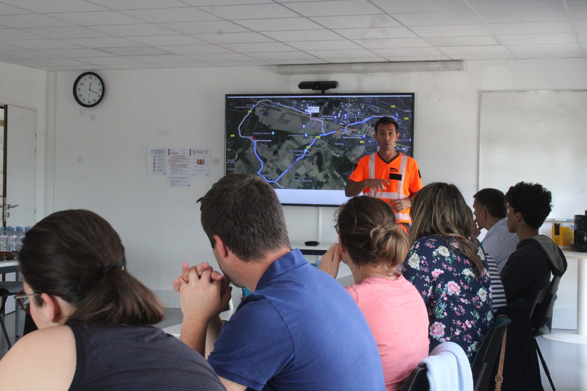 Hier, des échanges ont eu lieu quant au Remblai d'Apremont avec nos collègues de la direction territoriale Normandie, ingénierie, TER et des associations de voyageurs.🤝
Des discussions passionnantes sur l'ouvrage et son avenir. En prime, une visite sur le terrain !