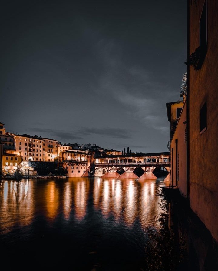 Buona serata con il nostro splendido ponte e i riflessi delle sue luci 😍🥰

📸 IG @/enricoandriolo36

#visitbassano #visitveneto #bassanodelgrappa #pontevecchio #pontedeglialpini #night #lights