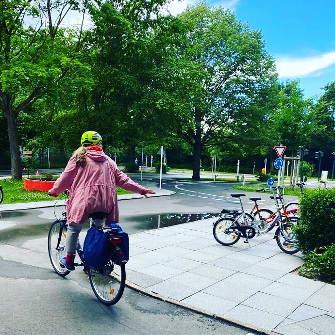 bikeygees's tweet photo. Waas, wir machen heute trotz Starkregen #Radfahrtrainings ?? Jupp, und viiiel Theorie. 🤣🚴‍♀️♀️✊🏾⛈🌤 Und, zwischendurch richtig schöner Sonnenschein. 😉🚴‍♀️♀️ #cyclingisfreedom #GesellschaftlicherZusammenhalt #womenempowerment #bgzvorort #einfachmachen #esgibtkeinschlechteswetter 🤘🏼 https://t.co/mzDE0d0URL