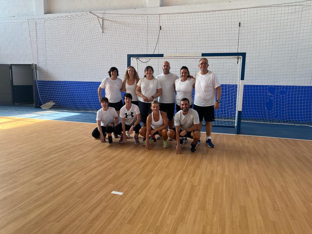 CEIPmanuelarome's tweet photo. Hemos despedido el curso escolar con un partido de fútbol sala entre alumnos/as de sexto y maestros/as. Ha sido muy divertido el partido, pero también ver la grada con todo el colegio animando 👏👏 https://t.co/33S12LjyyC