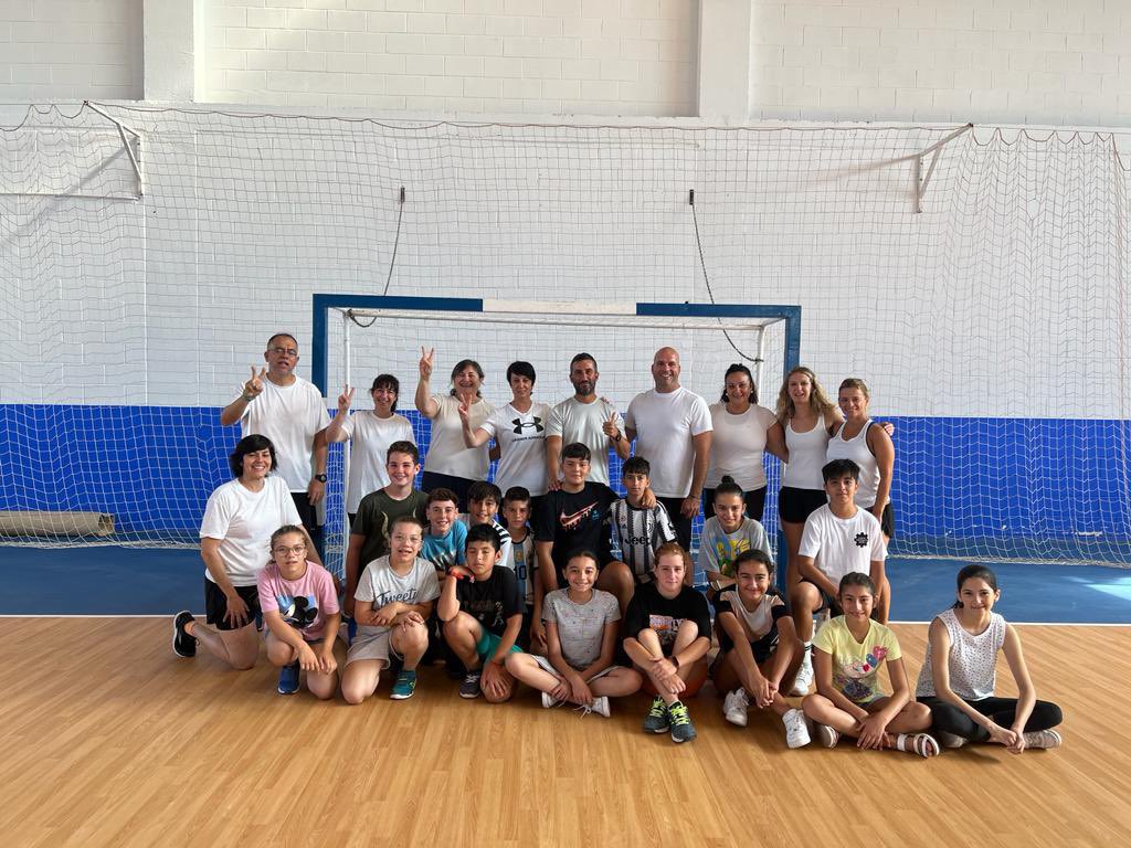 CEIPmanuelarome's tweet photo. Hemos despedido el curso escolar con un partido de fútbol sala entre alumnos/as de sexto y maestros/as. Ha sido muy divertido el partido, pero también ver la grada con todo el colegio animando 👏👏 https://t.co/33S12LjyyC