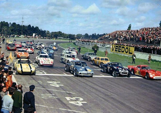 Cuando se hacen estas preguntas conviene repasar una simple foto de una grilla de TC de 1968. Cupecitas, autos de serie y prototipos