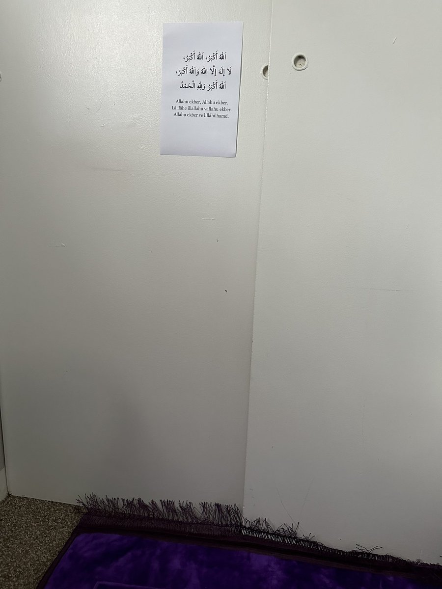 Farzları camide, cemaatle kılmak esastır. Fakat bulunduğu muhitte mescid olmayan, şartları gereği evde veya işyerinde kılmak durumunda olanlar tekbirleri kolaylıkla unutulabilmektedir.
Basit bir çözüm: Namaz kılınan yerin karşına teşrik tekbirleri çıktısı alınıp yapıştırılabilir.