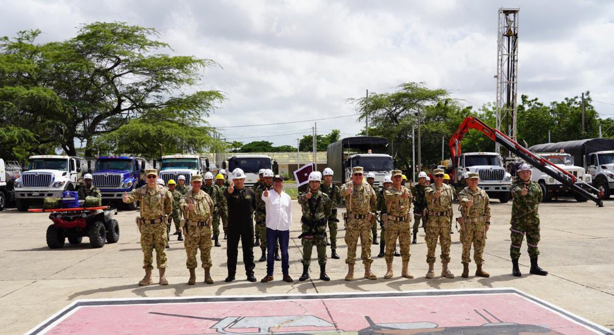 Ingenieros_EJC's tweet photo. El señor Presidente la República @infopresidencia conoce las capacidades de los Ingenieros Militares de @COL_EJERCITO desplegadas para atender las necesidades de los habitantes del departamento de #LaGuajira.
#PatriaHonorLealtad https://t.co/gTDYPRpzHe