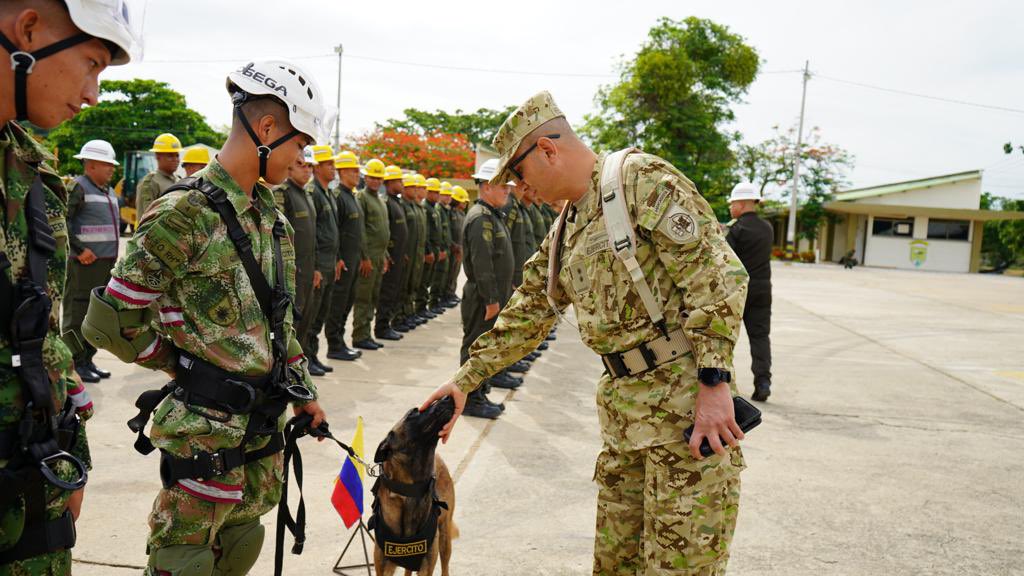 Ingenieros_EJC's tweet photo. El señor Presidente la República @infopresidencia conoce las capacidades de los Ingenieros Militares de @COL_EJERCITO desplegadas para atender las necesidades de los habitantes del departamento de #LaGuajira.
#PatriaHonorLealtad https://t.co/gTDYPRpzHe