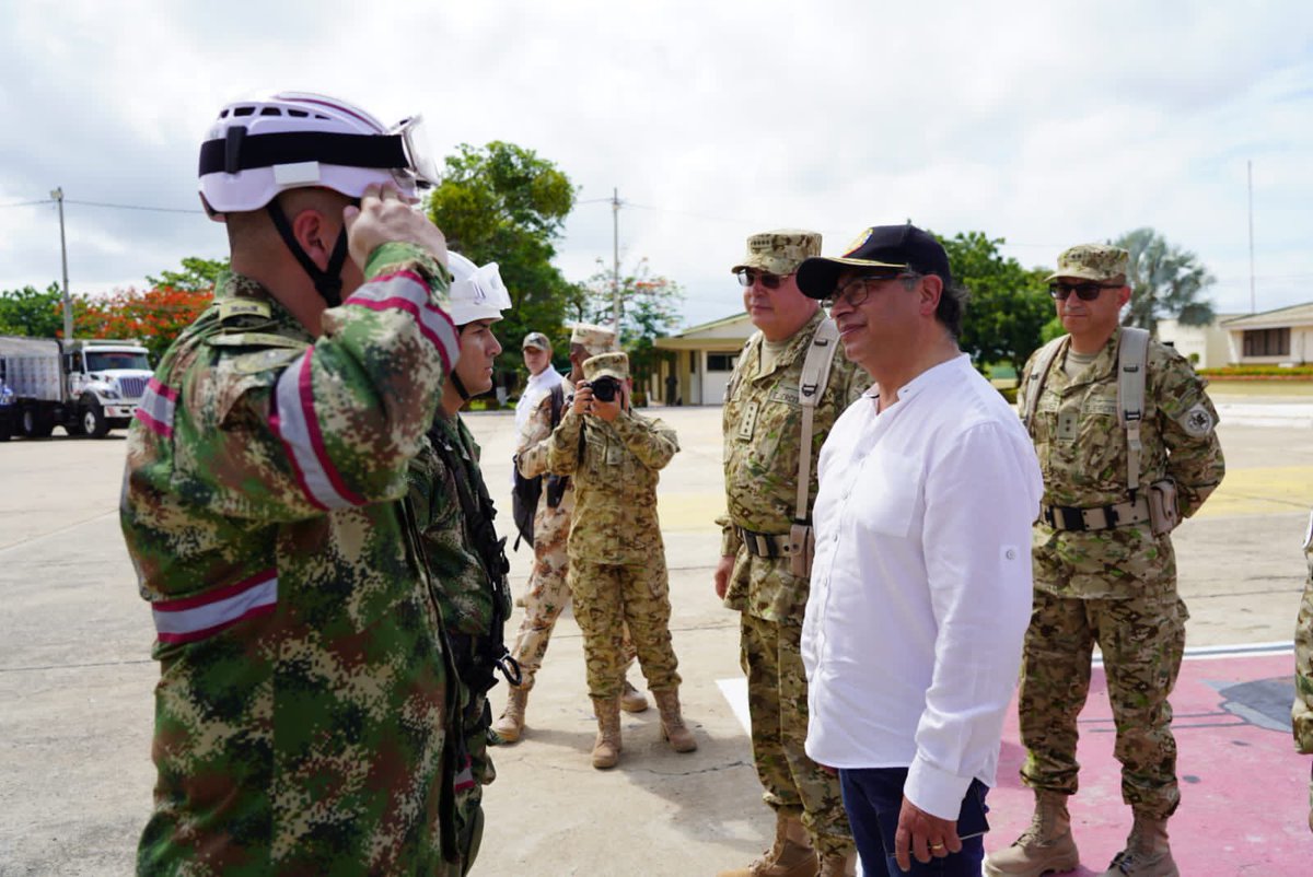 Ingenieros_EJC's tweet photo. El señor Presidente la República @infopresidencia conoce las capacidades de los Ingenieros Militares de @COL_EJERCITO desplegadas para atender las necesidades de los habitantes del departamento de #LaGuajira.
#PatriaHonorLealtad https://t.co/gTDYPRpzHe