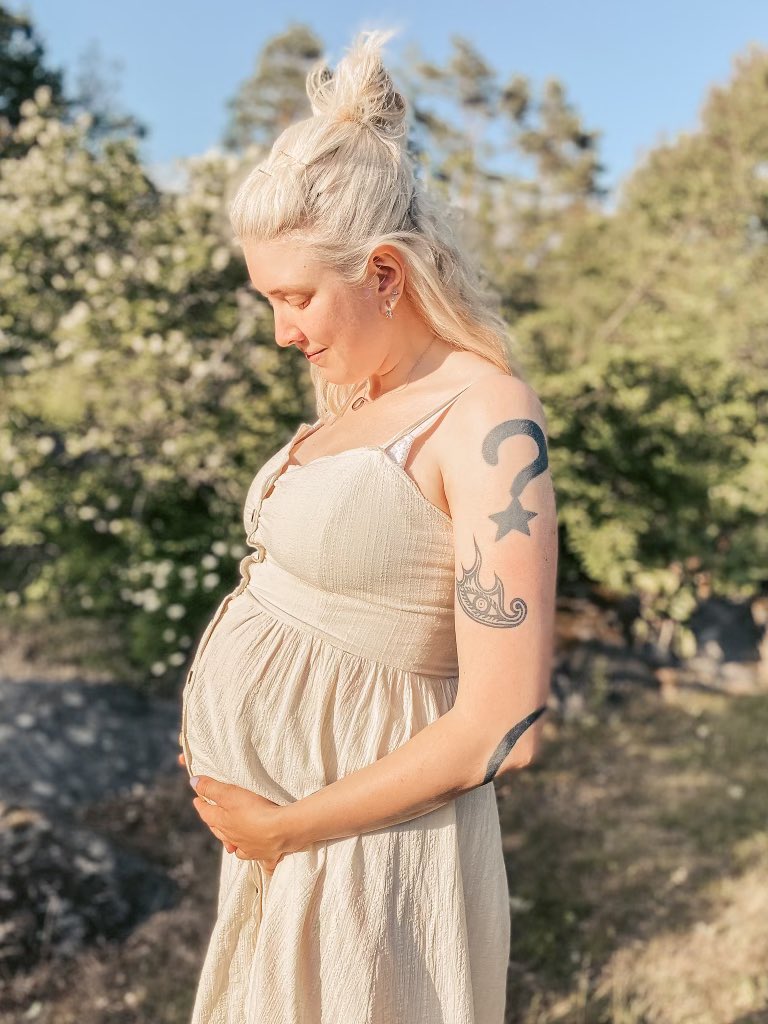 Yaym_'s tweet photo. A lil sibling is on his way to us this fall 🥰 cant wait to meet you sweetheart https://t.co/zTWQI4iEH4