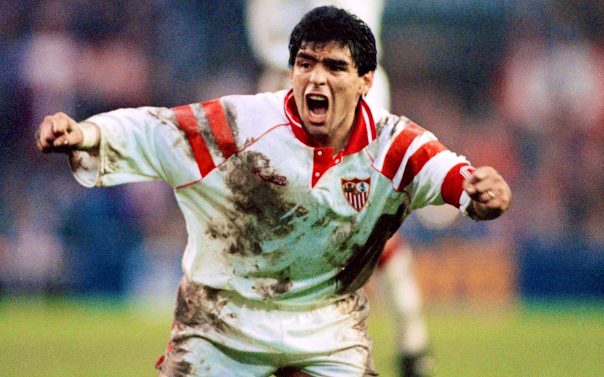 Diego Maradona played for Sevilla for a single season. 🇪🇸

Diego joined Sevilla during the 1992-93 and due to the ongoing drug controversy around him at that time, he had gained few kilos.

🗣️ Juan Carlos Unzue (Maradona's Sevilla Teammate):

“Maradona lost 8kg in a week to play…