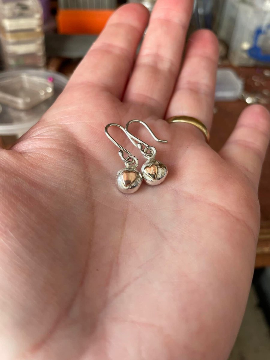 Gorgeous silver pebble earrings with 9ct rose gold hearts 

#TheCraftersUk #bizbubble #UKMakers #Shophandmade #htlmp #SBSwinner #SmallBusiness #SBSnetwork #CraftBizParty #MHHSBD #SmartSocial #womeninbusiness