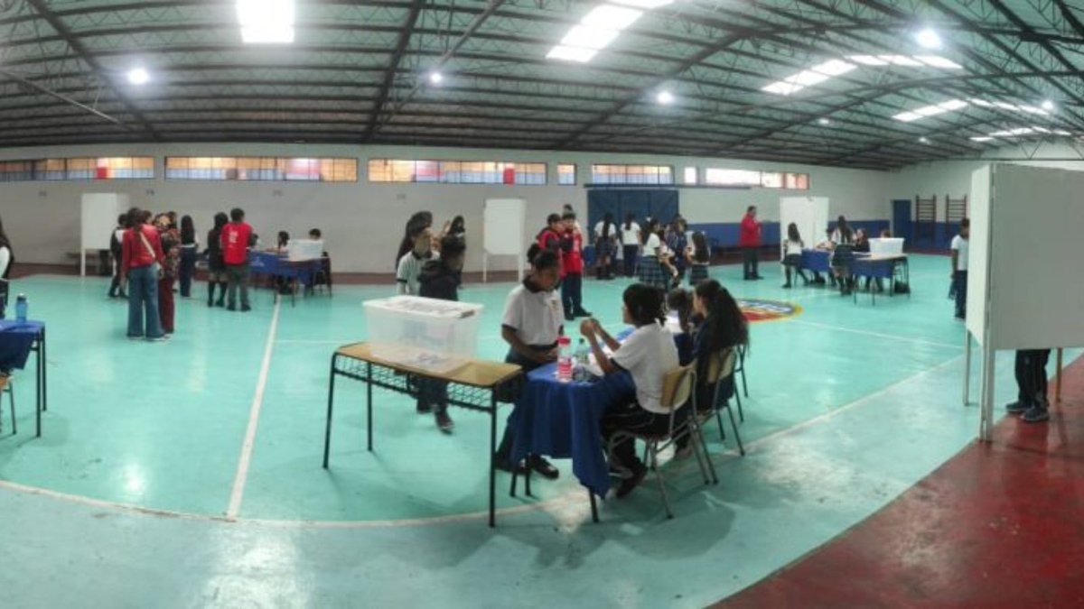 Dirección Regional de Servel en Arica y Parinacota 🏞️ desde marzo a realizado talleres en 15 establecimientos educacionales enfocados en la importancia de la participación democrática, los valores de tolerancia, respeto y legitimidad electoral.

➕ info 👉🏼 servel.cl/2023/06/07/ser…