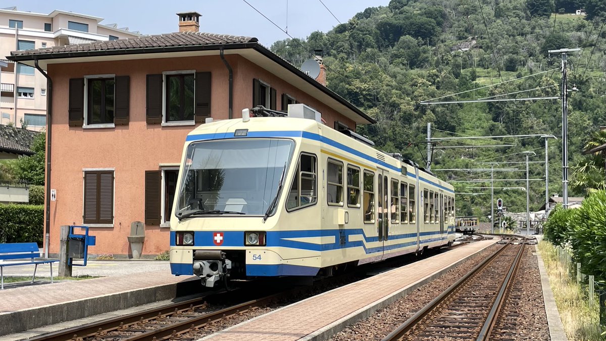 AndreasWiede's tweet photo. #Intragna🇨🇭on the narrow gauge #Centovalli railway line earlier today. This is the terminus station for this lunchtime regional service from #Locarno. https://t.co/oI0znFnpGB