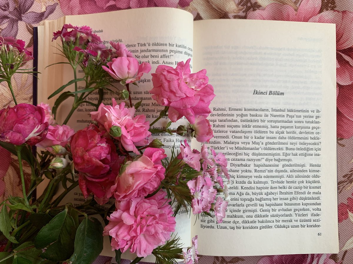 Kitap keyfi yaparken anne sana süprizim var diye gelen miniğimin çiçekleri 🥰
#okuyorum
#kitapseverlertakiplesiyor 
#bilge 
#okumayıseviyorum