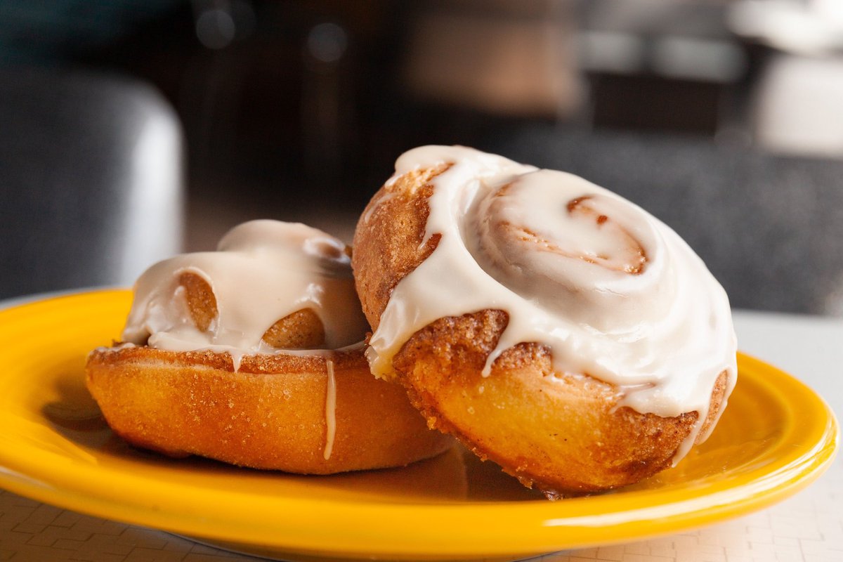 TheSquareCafe's tweet photo. Begin your stay with our warm house-made cinnamon rolls crowned with vanilla icing!

Pro tip: order with a side of our crispy bacon for the ultimate sweet &amp; salty combo. 😮‍💨 https://t.co/lMozKqv1Rf