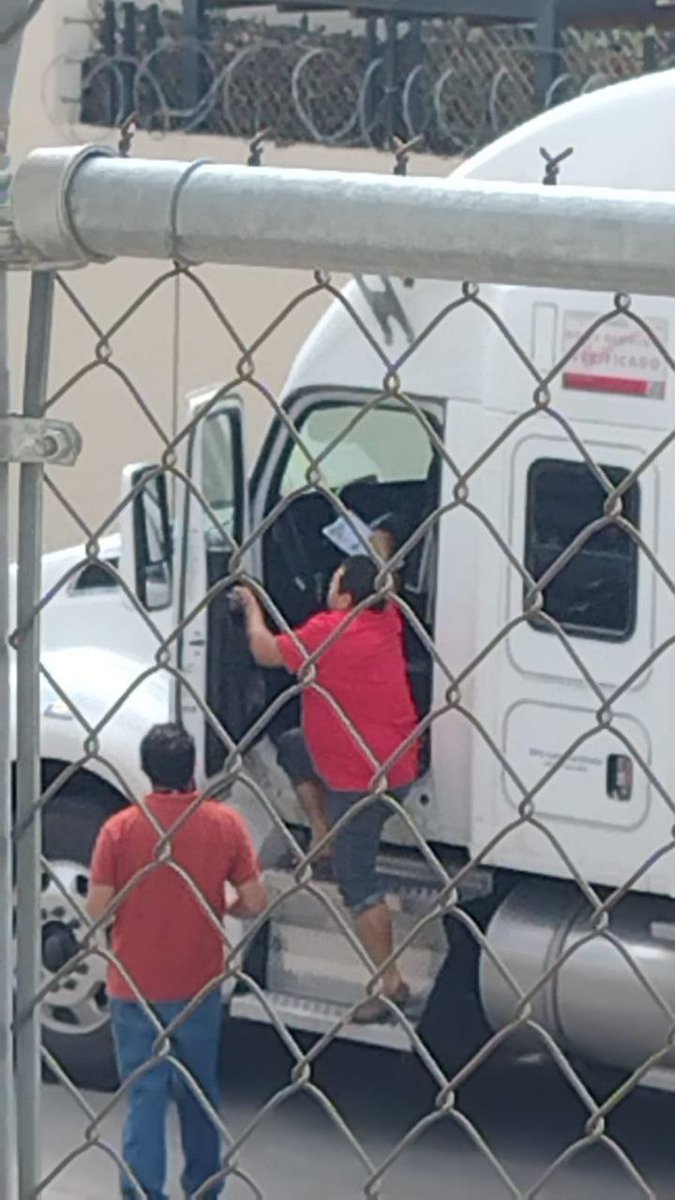izco17's tweet photo. @JaliscoVial es URGENTE!! que se antienda el caos que originan las empresas transportistas en la calle Industria Eléctrica y Blvd. Valle del Silicio, dónde está la autoridad? https://t.co/RM6wriSQkF