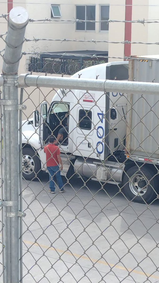 izco17's tweet photo. @JaliscoVial es URGENTE!! que se antienda el caos que originan las empresas transportistas en la calle Industria Eléctrica y Blvd. Valle del Silicio, dónde está la autoridad? https://t.co/RM6wriSQkF