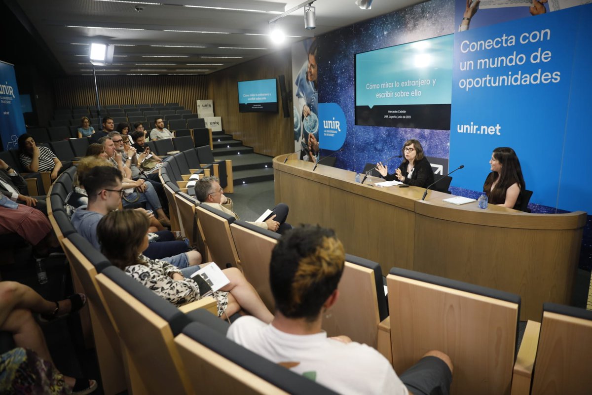 UNIRuniversidad's tweet photo. .@mercedescebrian invita en las I Jornadas de Literaturas Hispánicas de #UNIR, a repensar la #poesía desde nuevas vertientes; propone  la idea de la 'poesía de tetrabrik', aquella que aborda lo cotidiano, lo aparentemente banal, tomando de ejemplo a #GeorgePerec.

#JornadasLiteraturasUNIR