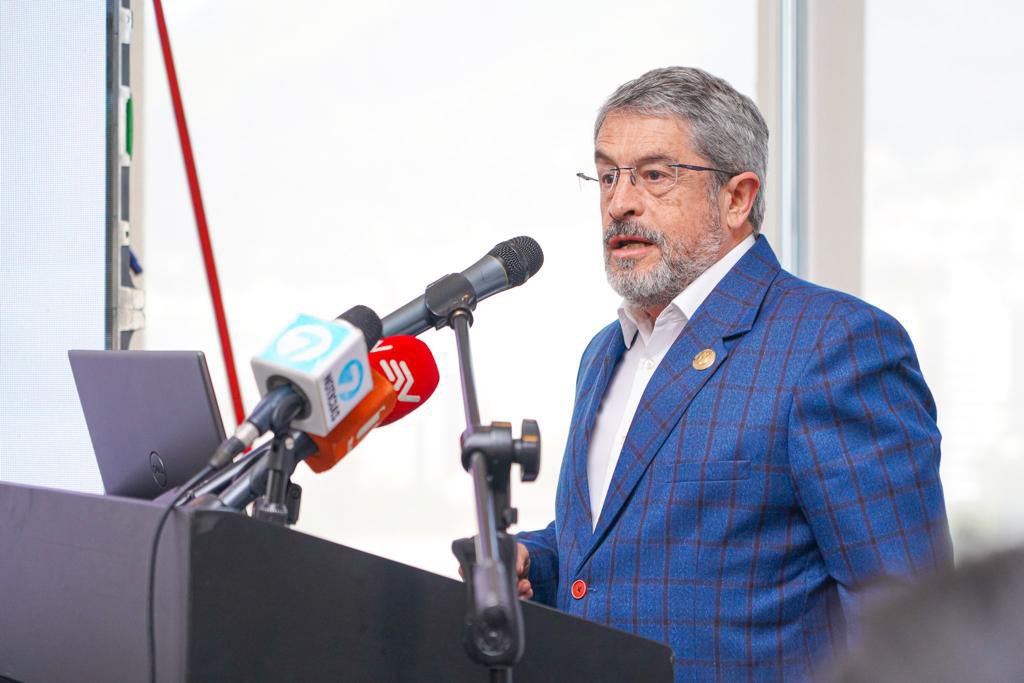 Salud_Ec's tweet photo. .@PepeRuales, ministro de @Salud_Ec agradeció el apoyo interinstitucional de @Vice_Ec, @el_BID y @OPSECU en el desarrollo de la Agenda Digital de Salud 2023-2027, herramienta que permite mejorar el acceso, cobertura y atención de servicios de salud. https://t.co/whWWr7SSxN