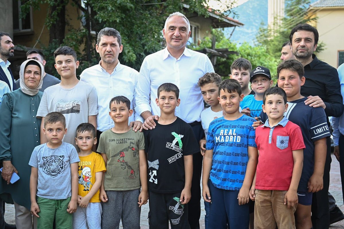 Antalya’nın İbradı ilçesinde Ormana ve Başlar mahallelerini ziyaret ettik.

Baba ocağımda hemşehrilerimizle bayramlaşmanın mutluluğunu paylaştık.