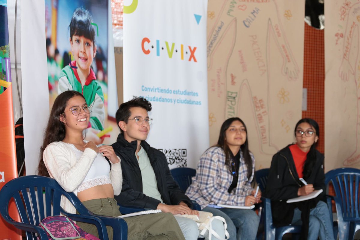 Educacionbogota's tweet photo. #Hoy 
Se llevó a cabo el laboratorio de liderazgo juvenil #Liderab.🤝

Junto a @Civix_Colombia adelantamos acciones para estimular la participación, trabajo colectivo, la formación ciudadana y democrática para constituir escuelas como territorios de paz.🙌🏻 https://t.co/mEBmNNGPTl