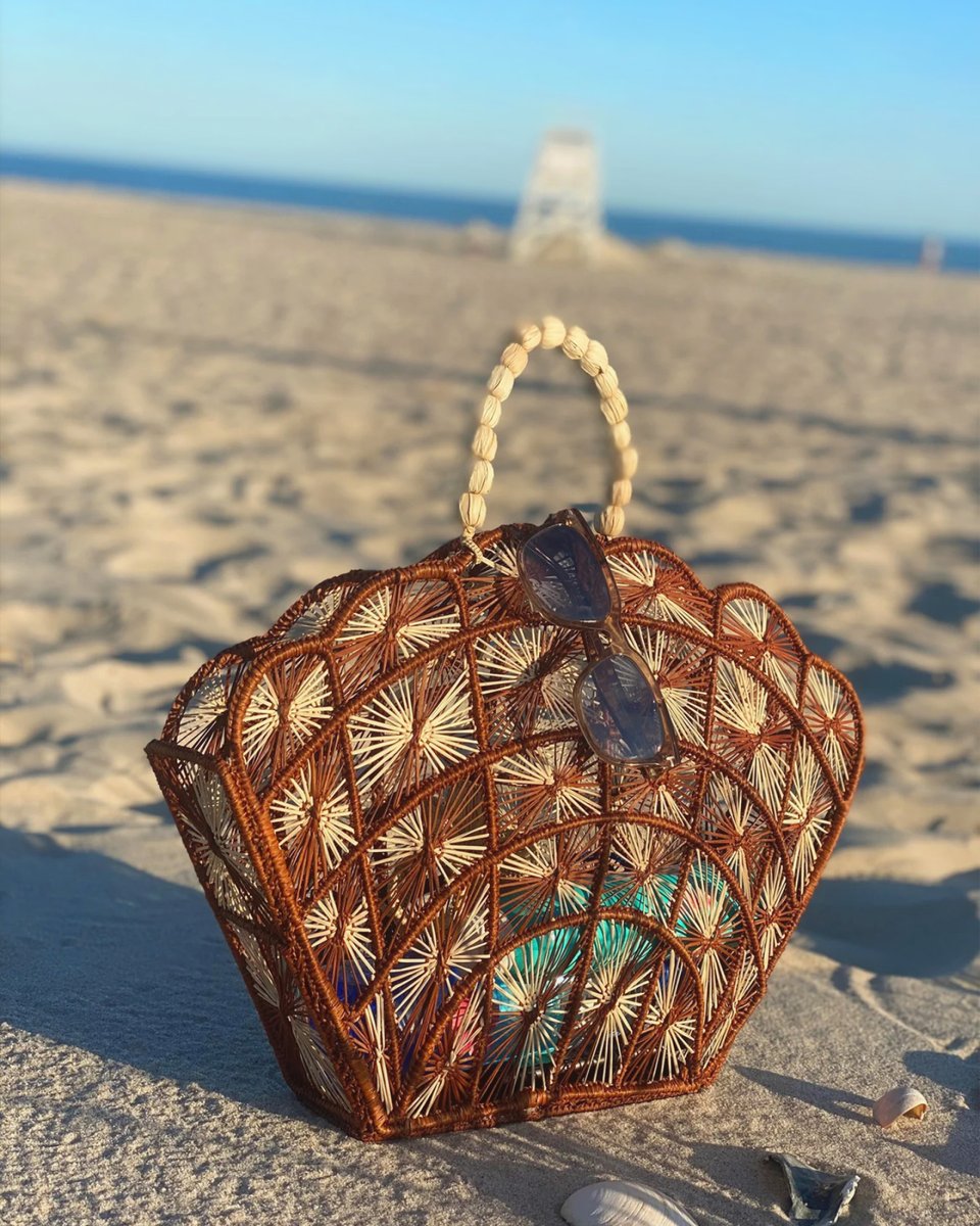 searchmarmalade's tweet photo. New Yorker Catherine Woods was a soon-to-be empty nester when she visited Indonesia for her 50th birthday. Unexpectedly, she found a passion that would define the next chapter of her life: woven palm bags.
.
.
.
#SustainableFashion
#EcoFashion
#EthicalFashion
#SlowFashion https://t.co/taipSimOV0