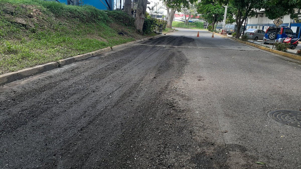 ejb_cavcm's tweet photo. 🚨 #CEMAE || El día de hoy se realizó reparación de la calle principal de este Centro de Mantenimiento, con la colaboración del personal de ingeniería del Aeropuerto Caracas.
#IntegraciónTecnológica
#FANB #EjércitoBolivariano #ArmaMaestra #Venezuela #27Jun https://t.co/uPFXqoPj3v