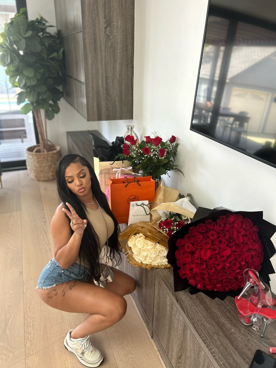 foreignduchess_'s tweet photo. Take a pretty girl and buy her what she wants 😍 https://t.co/a8CzO1YTi4