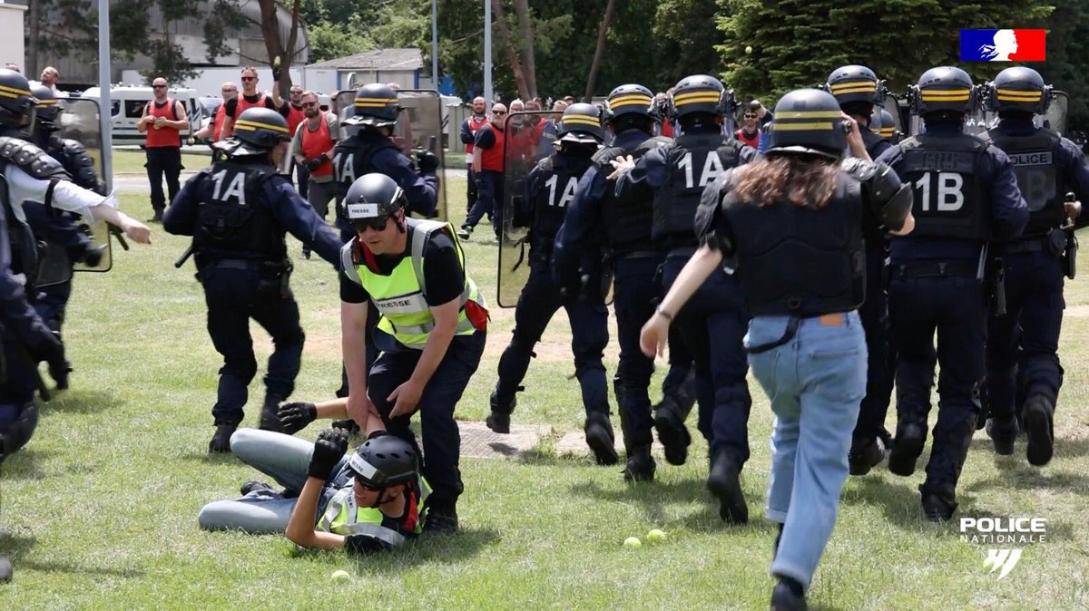 PoliceNationale's tweet photo. [#Immersion] Vendredi, une quinzaine de journalistes était invitée par la police nationale pour présenter les techniques du maintien de l'ordre. Démonstration du matériel et exercice grandeur nature ont permis aux participants de mieux comprendre ce volet du métier de policier. https://t.co/cWEds1Sr94