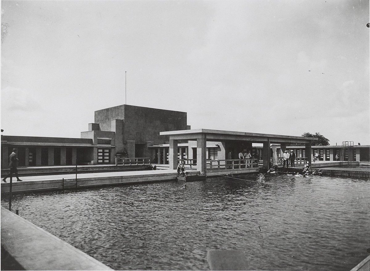 Openluchtzwembad De Houtvaart (1927), lieve mensen. Werkje van architect P.F. De Bordes. Rijksmonument.

Al bijna een eeuw fantastisch.