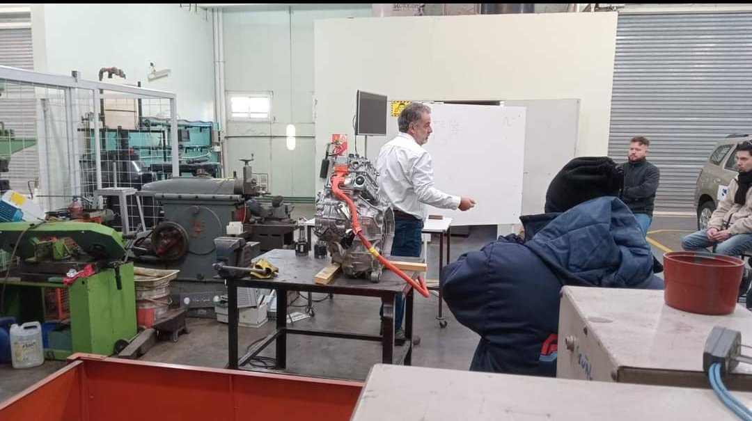 BahiaUtn's tweet photo. En el marco del convenio con la Cámara de Reparación de Automotores de Bahía Blanca #Crabb se desarrolló en el Laboratorio del Departamento ingeniería Mecánica  el curso Experto en #Toyota "Híbridos: motores y transmisiones ECVT" con el auspicio de Federación Argentina de https://t.co/n7gYGVuEwl