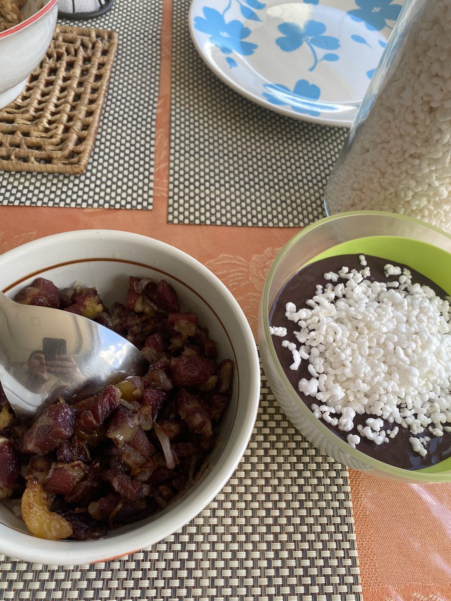 - Pai, por que o nome da minha irmã é Rosa?

- Porque sua mãe ama flores meu filho.

- E porque eu tenho esse nome?

- Já tá fazendo muita pergunta! Vai já pra cama Açaí com Charqueison!