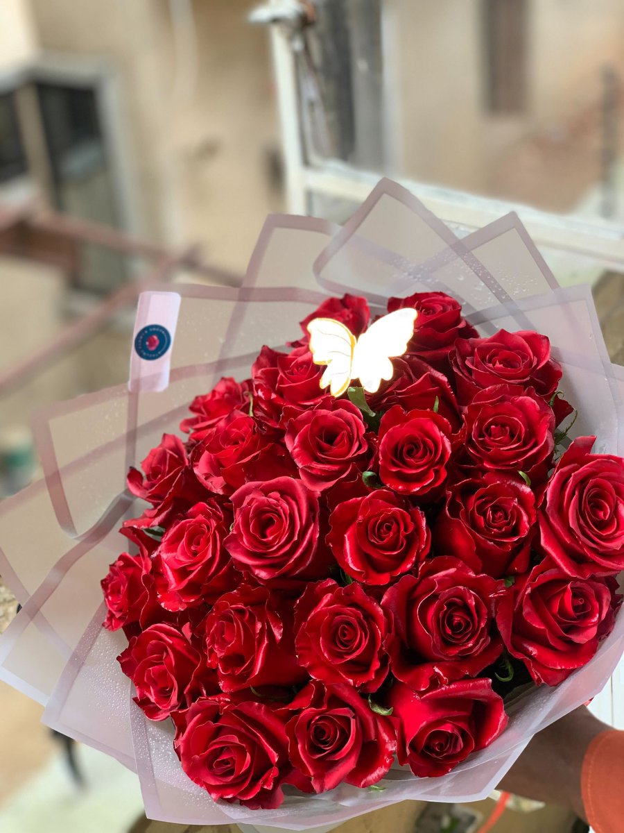 Thelmzflower's tweet photo. How many stems of red roses can you count from this bouquet?
Click the link on our bio to order now for fast response and delivery.
#thelmzflowershop #rosesinlagos #lagosflorist #floristsoftwitter #floristsandflowers #freshflowers #freshflowerbouquet #roses #redroses https://t.co/Qrz9ePQruj