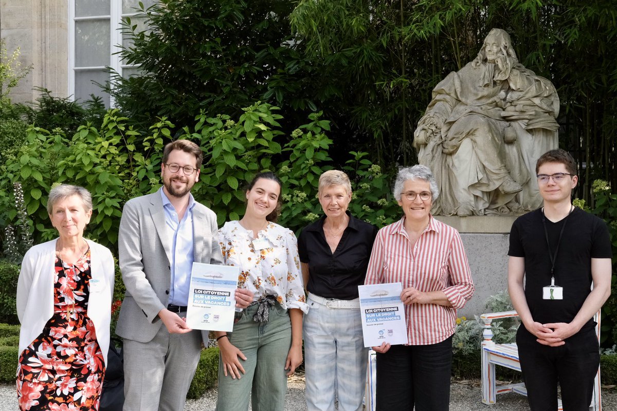 Benjam1Lucas's tweet photo. C’est fait ! 

La loi citoyenne pour le droit aux vacances, rédigée avec @ATDQM est déposée à l’Assemblée nationale. https://t.co/FBcOOR0ZGi