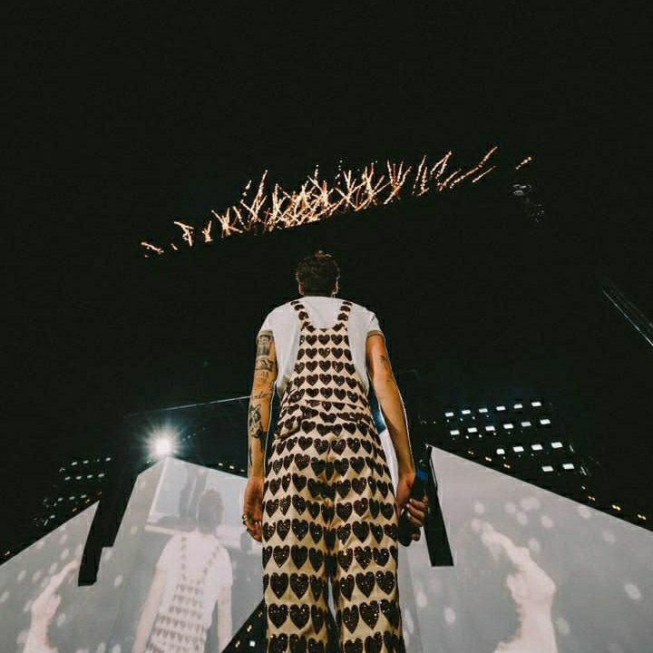 📈| "Harry's House" is predicted to rise to #2 (+1) on UK albums chart 🇬🇧 this week.

— To all UK harries, make sure to stream, and buy the album and give it a chance to go back on top for a seventh week!