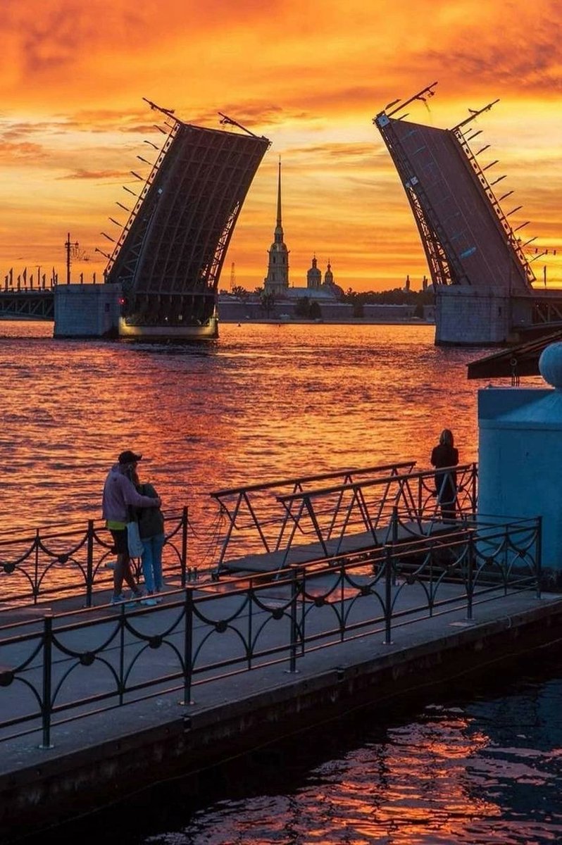 Мир каждый вечер обновляется.
Вечер - это таинственный час борьбы света с мраком, когда весь живой мир переходит из одного состояния в другое.
       Счастливого вечера всем.