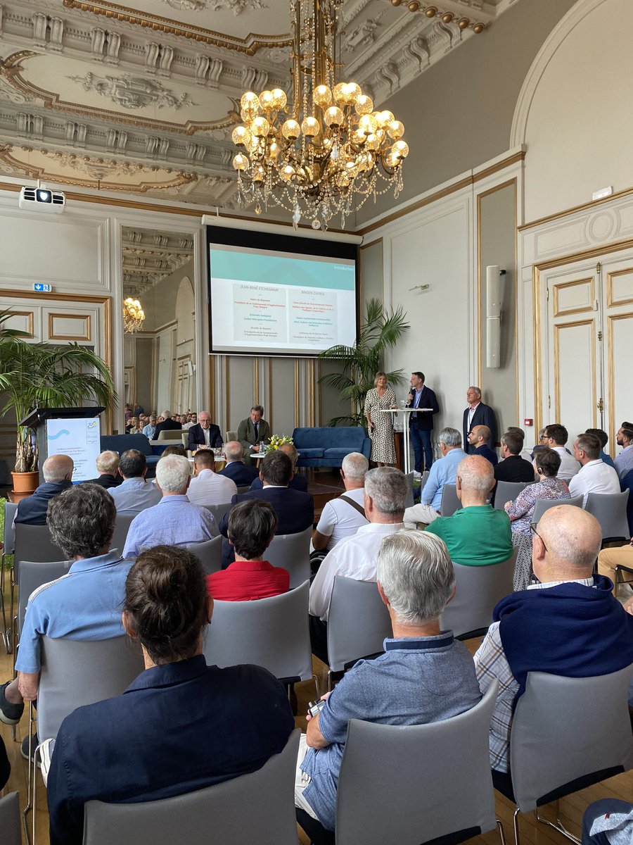 BBaratchart's tweet photo. Le grand salon de la mairie de Bayonne archi comble pour cette conférence transfrontalière sur l’histoire du cyclisme au Pays Basque. 
Grand départ au Pays Basque. 
Tour de France, J - 3 
Ville étape Bayonne, lundi 3 juillet 
@VilleDeBayonne 
@LeTour 
@TDarguy 
@JreneEtchegaray https://t.co/VQEQGni63F
